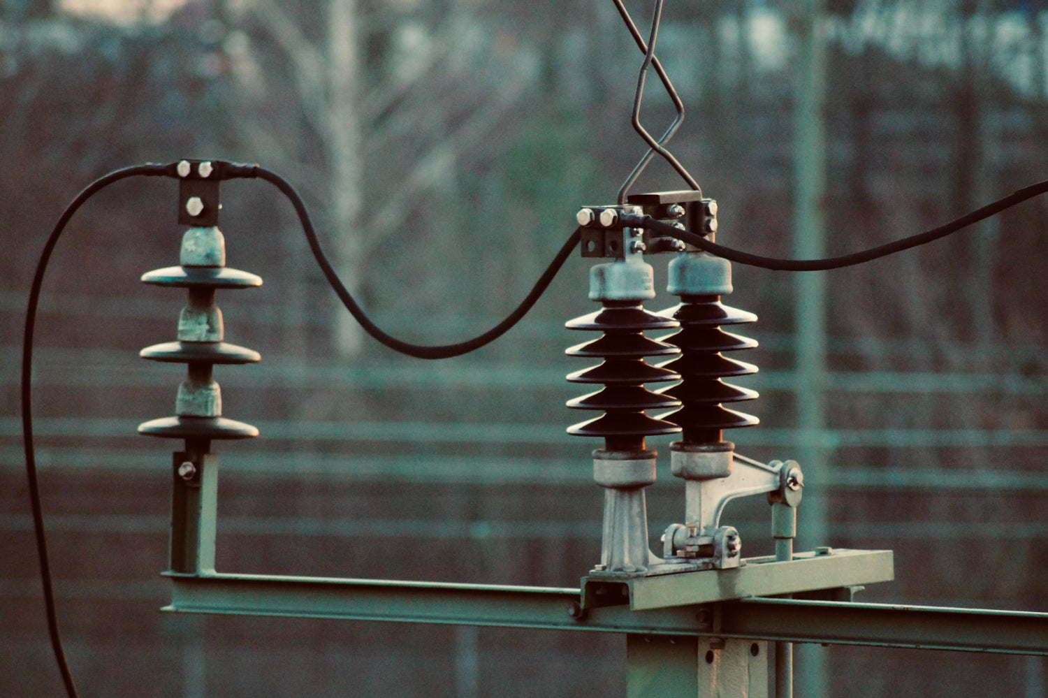 ¿Qué es la corriente alterna y cómo se genera en un generador eléctrico?